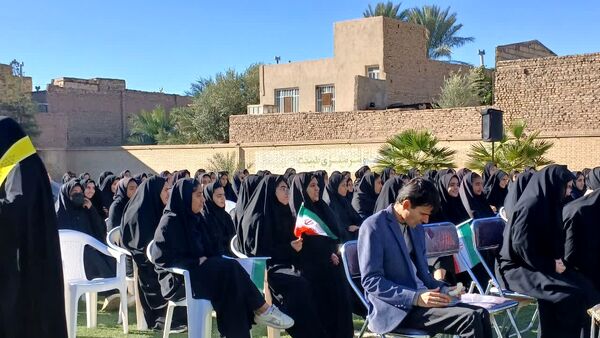آئین نواختن زنگ انقلاب در دبیرستان حجاب بافق