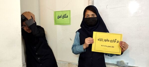 مانور زلزله در دبیرستان شهید هاشمی نژاد 