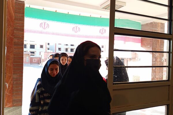 همدلی دانش‌آموزان مدرسه کریمی‌شیرازی‌ها در فضای معنوی با پرچم امام حسین(ع)