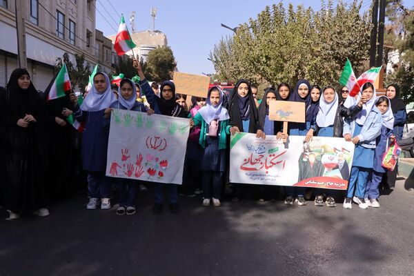 حضور پرشور دانش‌آموزان و مسئولین در راهپیمایی ۱۳ آبان در ناحیه یک بهارستان