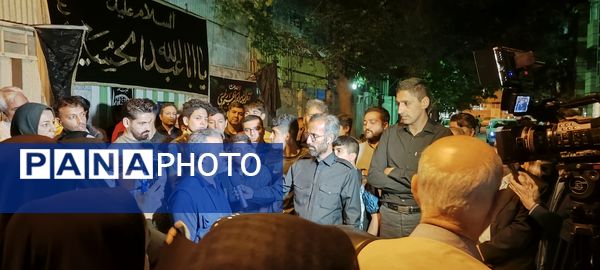 اجتماع مردم مشهدی مقابل خانه مادر شهید جمهور جهت ابراز همدردی