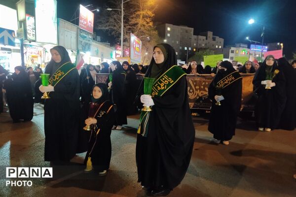 حضور دانش‌آموزان و نوجوانان در راهپیمایی شبانه اردبیل