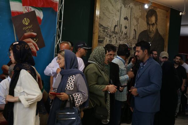 حماسه رأی اولی‌ها در کنار هنرمندان و اصحاب رسانه 