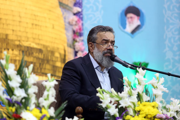 گل آرایی ضریح مطهر حضرت معصومه(س) به مناسبت روز دختر
