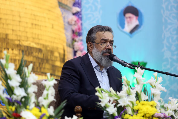 گل آرایی ضریح مطهر حضرت معصومه(س) به مناسبت روز دختر
