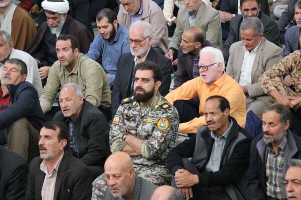 حضور با شکوه دانش‌آموزان و فرهنگیان در مراسم پر فیض نماز جمعه آباده در آستانه روز دانش‌آموز