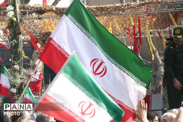  حلما با عروسک‌ها سوگ خانواده شهیدش را در آغوش کشید