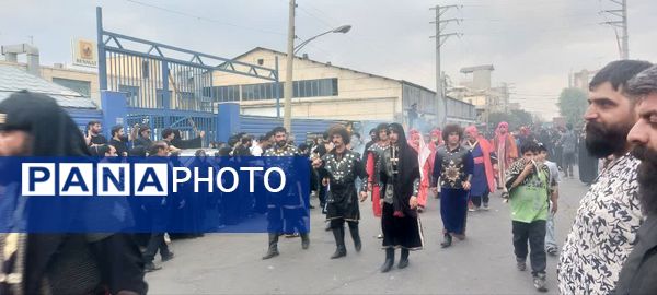 استقبال عزاداران حسینی از کاروان نمادین اسرای کربلا در قم