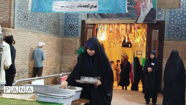 گذری بر غرفه دهه نودی ها و چایخانه حضرت زهرا(س)
