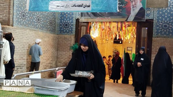 گذری بر غرفه دهه نودی ها و چایخانه حضرت زهرا(س)