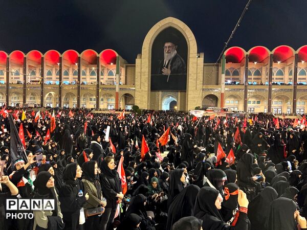 وداع حماسی مردم با شهدای وطن در مصلای تهران