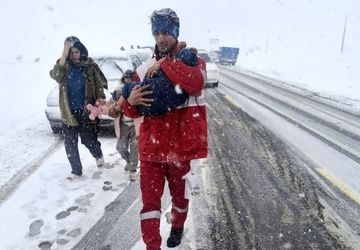 انتقال 7 نفر از گرفتارشدگان در حوادث جوی به مناطق امن