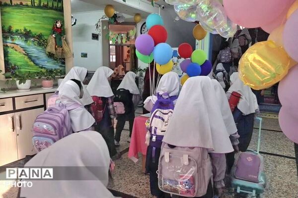 جشن عاطفه‌ها در دبستان زکریای رازی منطقه ۵