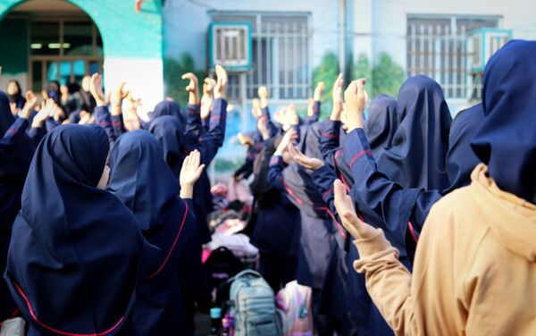 صبحگاهی غرق در علم و شادمانی در آموزشگاه جمهوری اسلامی ناحیه یک شهرستان بهارستان 