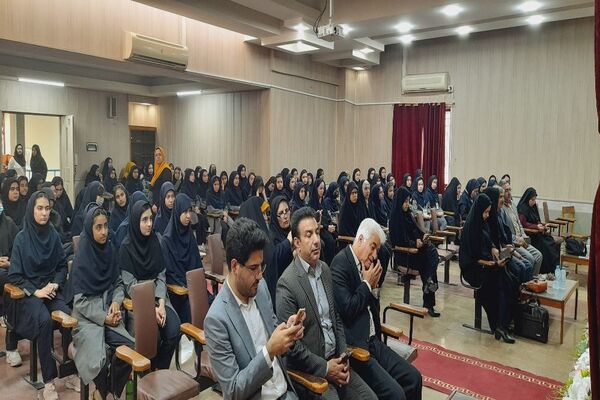 مراسم تجلیل از همیار معلم‌های نمونه دبیرستان آرمیتا مصلی نژاد