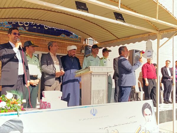 تقدیر مدیر دبیرستان رئیس زاده از پرسنل نیروی انتظامی خلیل آباد