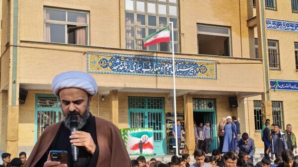 اقامه نماز باران در دبیرستان علوم و معارف شهید مطهری (ره)