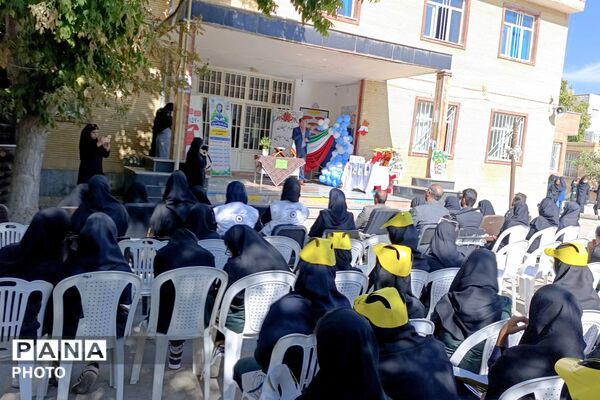 آیین گرامیداشت هفته بهداشت روان و تقدیر از همیاران مشاور در دبیرستان دخترانه رضوان برگزار شد