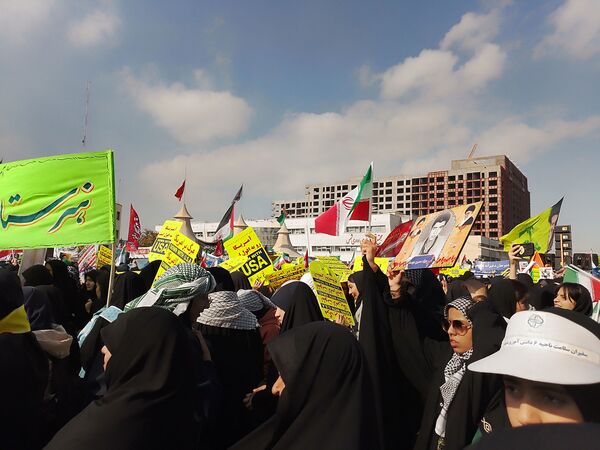حضور پر شور دانش آموزان  در راهپیمایی ۱۳ آبان 