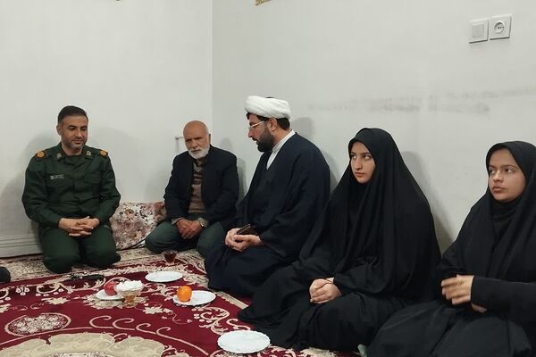 دیدار دانش‌آموزان مدرسه نمونه دولتی شهیدی با مادر شهید مجید زارعی به مناسبت روز مادر
