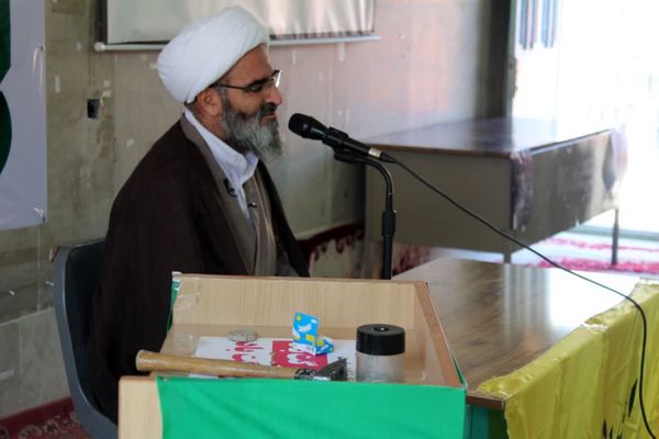 اقامه نماز جماعت در آموزشگاه متوسطه اول شاهد سمنان