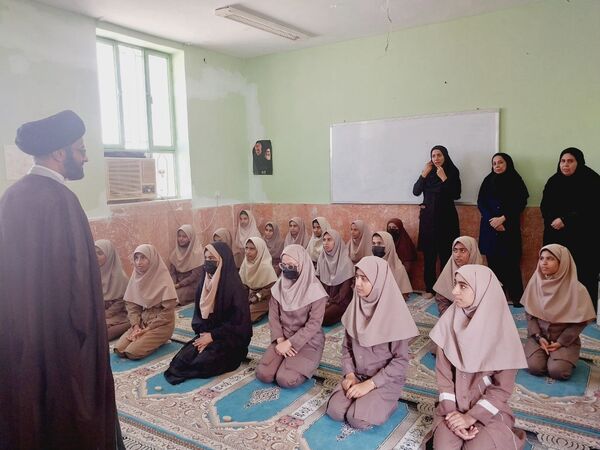 نماز جماعت در آموزشگاه شکوه زاویه فین