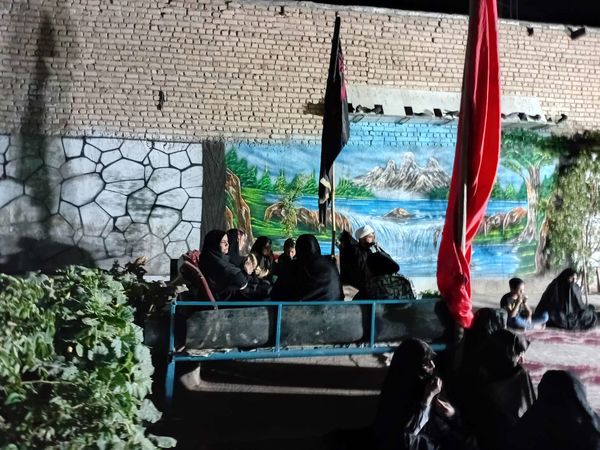 مراسم عزاداری ماه صفر در روستای نقاب با وجود قطع برق
