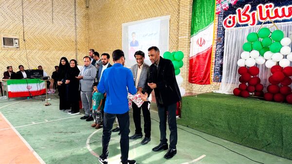 جشن ستارگان سندرک با تجلیل از دانش‌آموزان برتر دبیرستان‌های امیرکبیر و کوثر