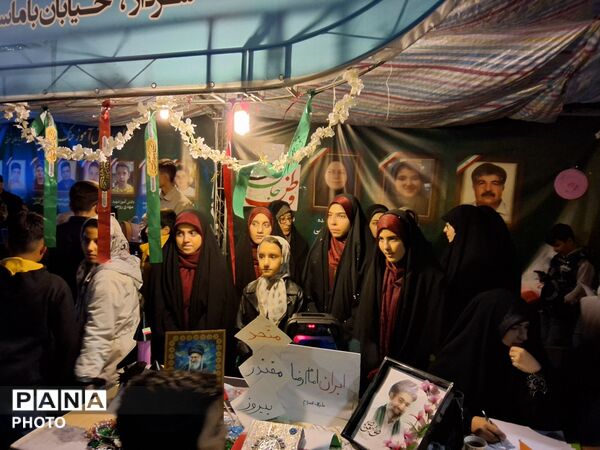 غرفه جهادی آموزش و پرورش ناحیه ۴ تبریز با حضور معلمان فعال علمی و فرهنگی، در میدان ساعت تبریز