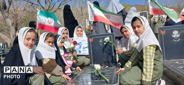 تجدید پیمان دانش‌آموزان دختر شهر ازندریان با شهدای دفاع مقدس