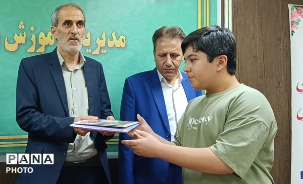 تجلیل از پژوهشگران برتر دانش‌آموزی در ششمین جشنواره علمی‌پژوهشی
