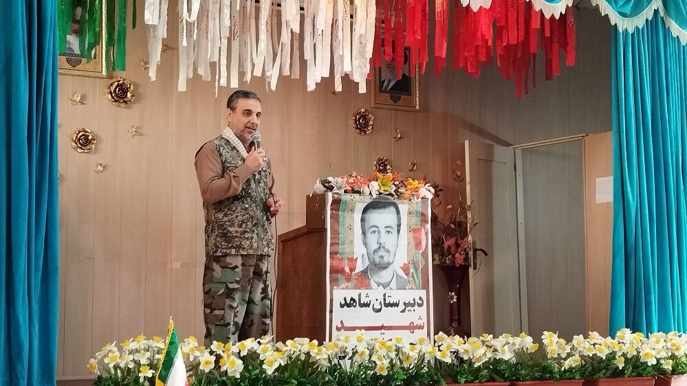 نواختن زنگ ایثار و مقاومت در دبیرستان شاهد شهید کلانتری ناحیه یک کرج 