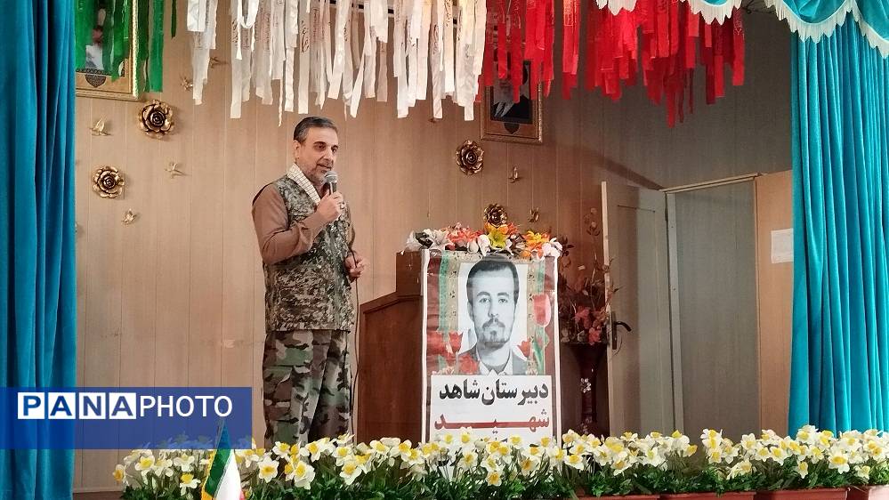 نواختن زنگ ایثار و مقاومت در دبیرستان شاهد شهید کلانتری ناحیه یک کرج 