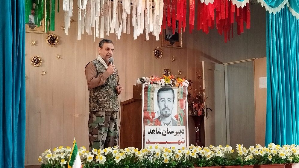 نواختن زنگ ایثار و مقاومت در دبیرستان شاهد شهید کلانتری ناحیه یک کرج 