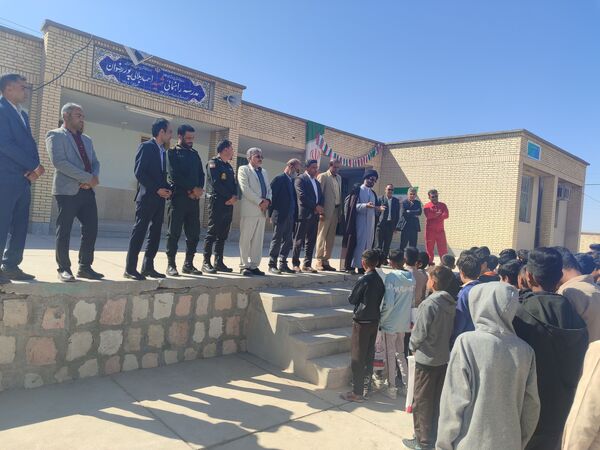 اهدای بیش از ۷۰ بسته لوازم التحریر ایرانی به دانش آموزان 