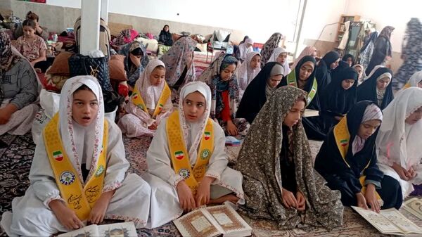 اعتکاف دانش‌آموزی در مسجد امام حسین(ع) روستای تپه‌گجی منطقه بیرانوند 