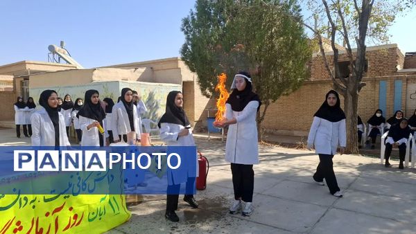 برگزاری جشن علمی شیمی در دبیرستان حضرت زینب(س) بهاباد