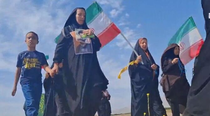 پیاده روی حماسی بانوان شهر آوه در بیعت با رهبر انقلاب