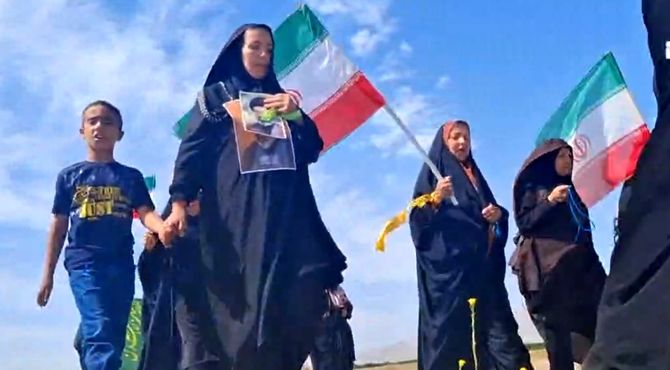 پیاده روی حماسی بانوان شهر آوه در بیعت با رهبر انقلاب