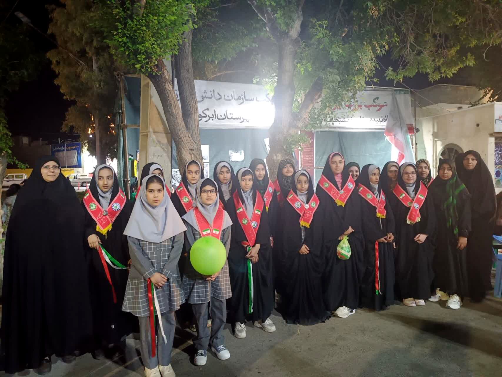نقش‌آفرینی پیشتازان دبستان بنیاد ۱۵ خرداد در موکب سازمان دانش‌آموزی ابرکوه
