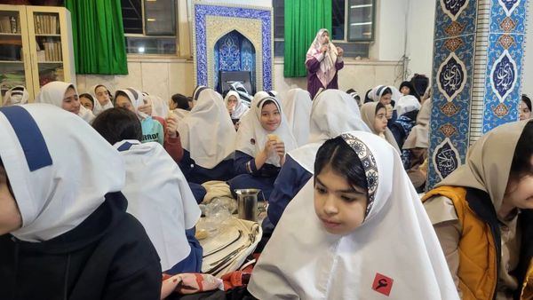 همدلی و معنویت در مراسم افطاری مدرسه حسین‌علی بابایی تهران