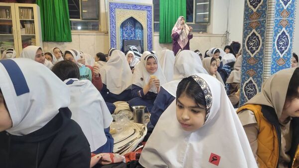 همدلی و معنویت در مراسم افطاری مدرسه حسین‌علی بابایی تهران