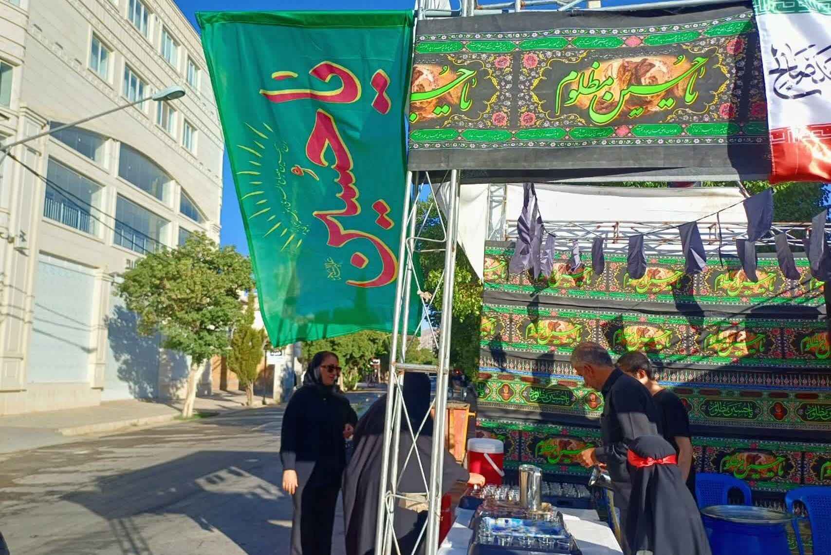 موکب فرهنگیان زرقان در خدمت سوگواران حسینی