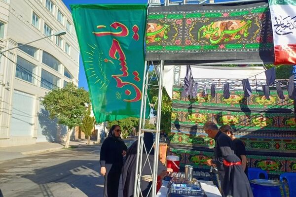 موکب فرهنگیان زرقان در خدمت سوگواران حسینی
