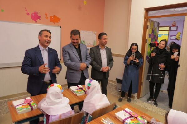 برگزاری جشن شکوفه‌های کلاس اولی‌ها در مدرسه دخترانه امام خمینی(ره) 