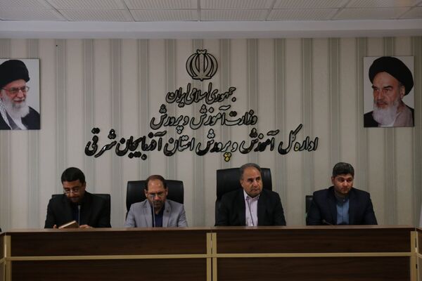 نشست مدیرکل آموزش و پرورش آذربایجان شرقی با نمایندگان مجلس دانش‌آموزی