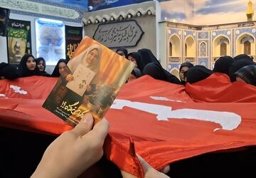 بازنمایی تصاویر دانش‌آموزان شهید میناب در مراسم هیئت بسیج دانش‌آموزی