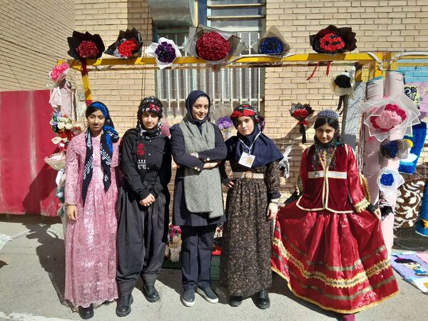 نمایشگاه کارآفرینی دانش‌آموزان دبیرستان حجاب شهرستان ورامین