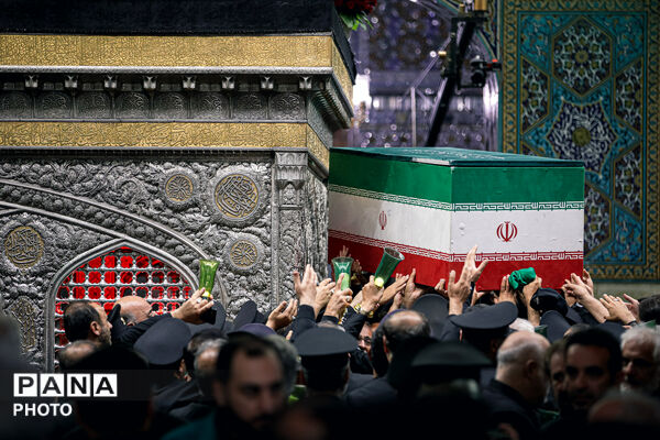طواف پیکر رهبر شهید انقلاب بر گرد ضریح مطهر امام رضا علیه‌السلام