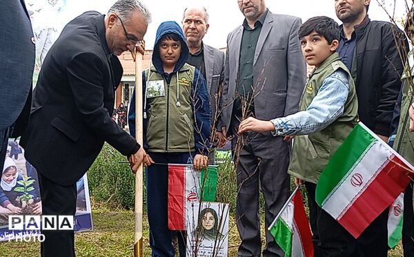 دانش‌آموزان گرگانی نهال عشق به وطن کاشتند